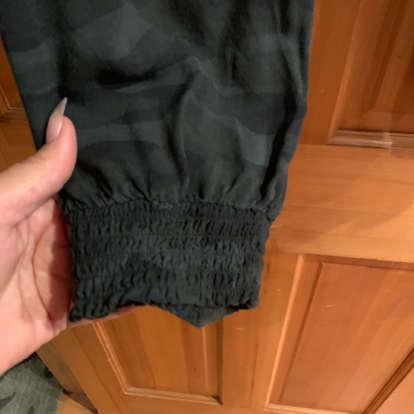 American Eagle camo cropped joggers - Picture 5 of 6